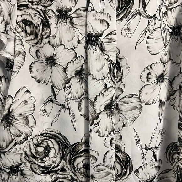 Liz Claiborne Medium black and white floral top - Picture 7 of 7